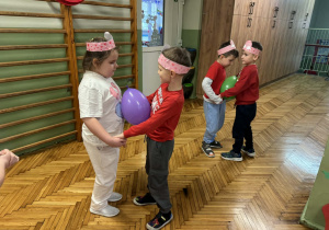 Dzieci tańczące z balonem