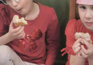 Dziewczynki jedzą pączki