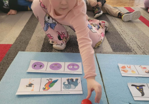 Dziewczynka układa znacznik obok sylwety mamy