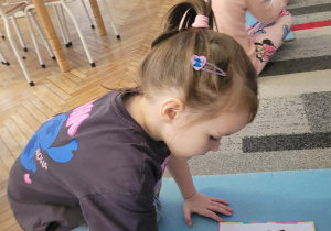 Dziewczynka wyszukała element stroju nietoperza