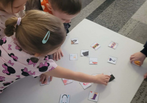 Dzieci wyszukują elementy strojów karnawałowych