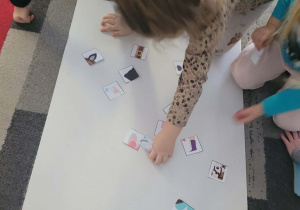 Dziewczynka wybiera element stroju