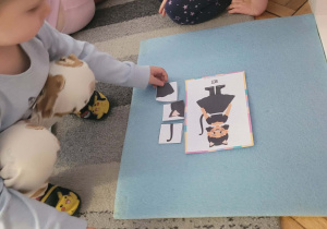 Chłopiec przykłada element stroju kota