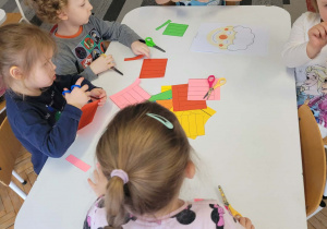 Dzieci wycinają po linii