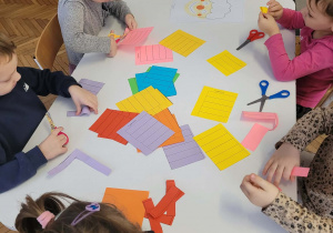 Dzieci wycinają kolorowe paski