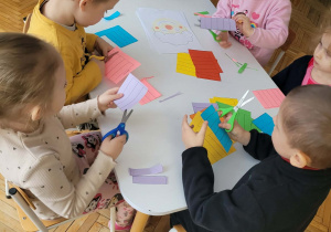 Dzieci wycinają kolorowe paski z papieru