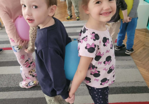 Dzieci trzymają balon plecami