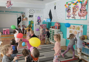 Dzieci podrzucają balonami