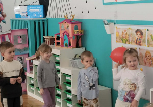 Dziewczynka trzyma balon w ręku