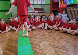 Dziewczynka stoi na ławce