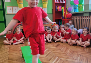 Dziewczynka idzie po ławce