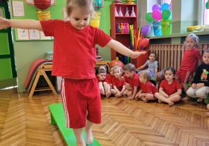 Dziewczynka przechodzi przez ławkę