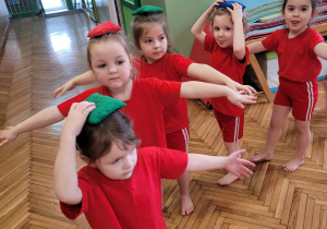 Dzieci i dą z woreczkiem na głowie