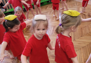 Dzieci idą po kole z woreczkiem na głowie