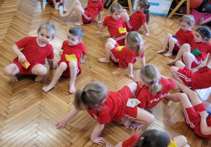 Dzieci poruszają skię jak raki z woreczkiem na brzuchu