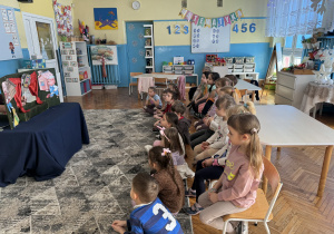 Dzieci oglądają przedstawienie