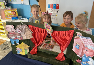 Dzieci z kukiełkami