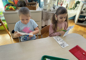 Dziewczynki wycinaja nożyczkami