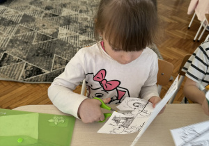 Dziewczynka wycina nożyczkami