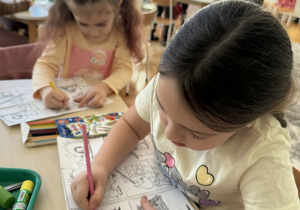 Dziewczynka koloruje obrazek