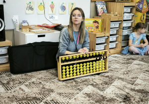 Pani pokazuje wielkie liczydlo