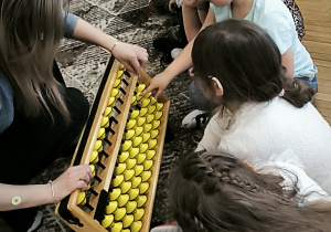 Chłopiec przeklada krążki w liczydle