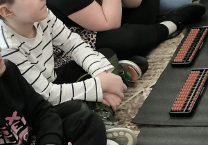 Dzieci z malymi liczydłami