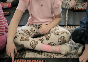 Dziewczynka liczy na liczydle