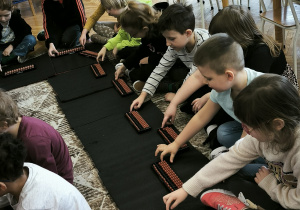 Dzieci z licztdłami na dywanie