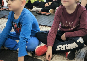 Chłopcy z liczydłami na dywanie