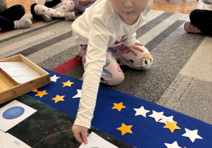 Dziewcyznka uklada planetę Jowisz