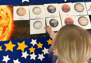 Dziewczynka układa planetę Wenus