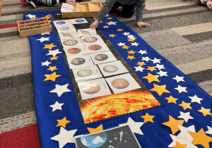 Chłopiec układa planę Saturn