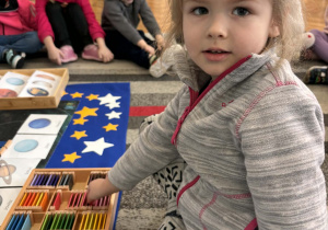 Dziewczynka wybiera kolory