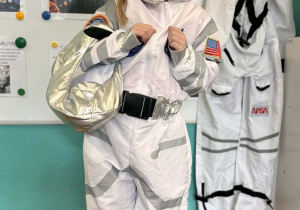 Dziewczynka w stroju kosmonauty