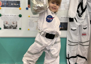 Dziewczynka w stroju kosmonauty u daje że leci w kosmos