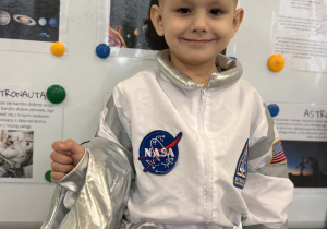 Chłopiec w stroju kosmonauty z Nasa