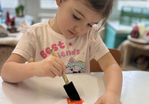 Dziewczynka maluje talerzyk