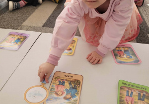 Dziewczynka kładzie lupę z symbolem wiatru