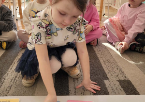 Dziewczynka kładzie lupę z symbolem deszczu