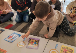 Chłopiec kąłdzie lupę z symbolem tęczy