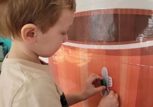 Chłopiec przyczepia termometr z niską temperaturą