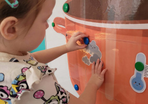 Dziewczynka przyczepia zachmurzoną chmurę