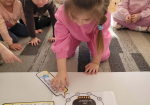 Dziewczynka układa ciekawostkę numer 5