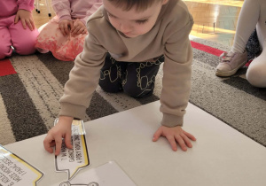 Chłopiec układa ciekawostkę numer 7