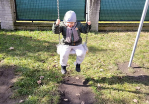 Chłopiec na huśtawce