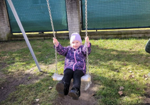Dziewczynka na huśtawce