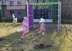 Dziewczynki biegają po placu zabaw