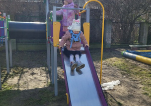 Dziewczynka na zjezdżalni