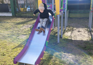 Chłopiec na zjezdżalni